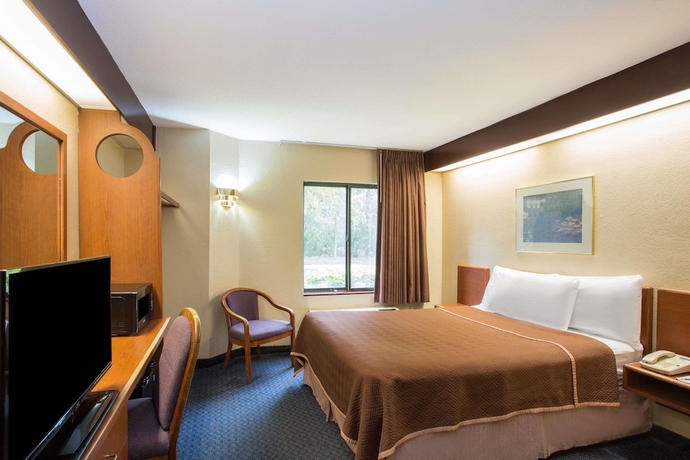 Imagen de la habitación del Hotel Travelodge by Wyndham Fort Myers Airport. Foto 10