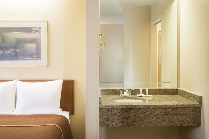Imagen de la habitación del Hotel Travelodge by Wyndham Fort Myers Airport. Foto 14