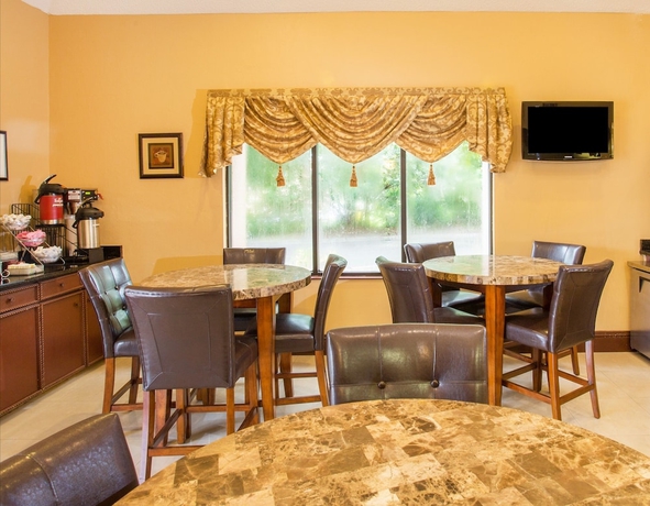 Imagen del bar/restaurante del Hotel Travelodge by Wyndham Fort Myers Airport. Foto 3