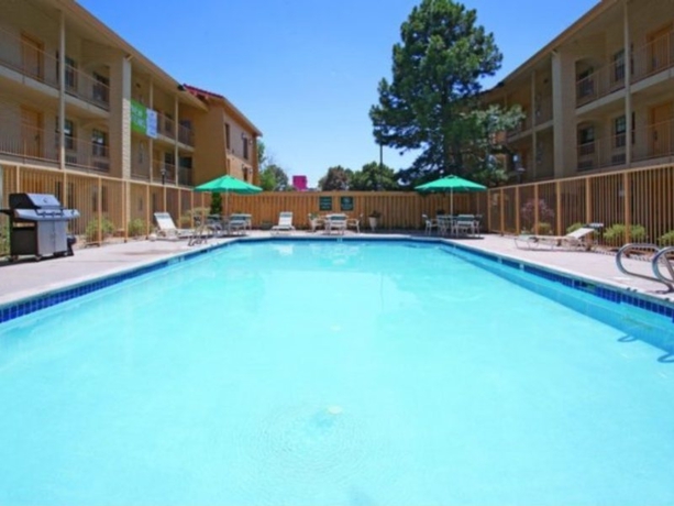 Imagen de la piscina del Hotel Travelodge by Wyndham Golden-Denver. Foto 12
