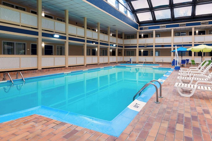 Imagen de la piscina del Hotel Travelodge by Wyndham Indianapolis Speedway. Foto 18