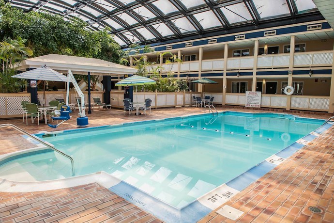 Imagen de la piscina del Hotel Travelodge by Wyndham Indianapolis Speedway. Foto 19