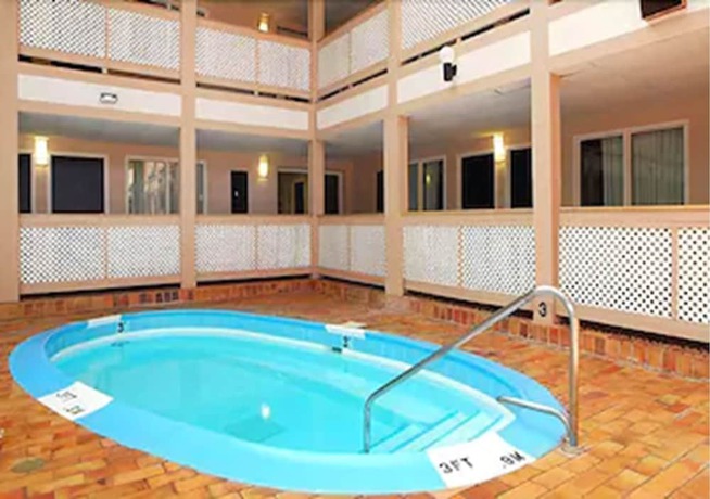 Imagen de la piscina del Hotel Travelodge by Wyndham Indianapolis Speedway. Foto 20