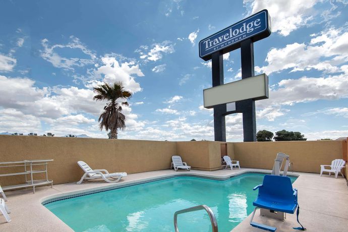 Imagen de la piscina del Hotel Travelodge by Wyndham Kingman. Foto 17