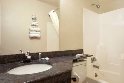 Imagen de la habitación del Hotel Travelodge by Wyndham La Porte/Michigan City Area. Foto 12