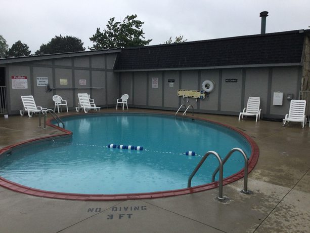 Imagen de la piscina del Hotel Travelodge by Wyndham Lansing. Foto 5