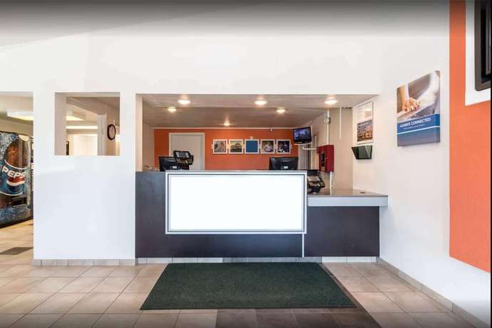 Imagen de los interiores del Hotel Travelodge by Wyndham Lansing. Foto 4