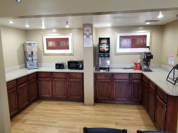 Imagen de los interiores del Hotel Travelodge by Wyndham Lansing IL. Foto 12