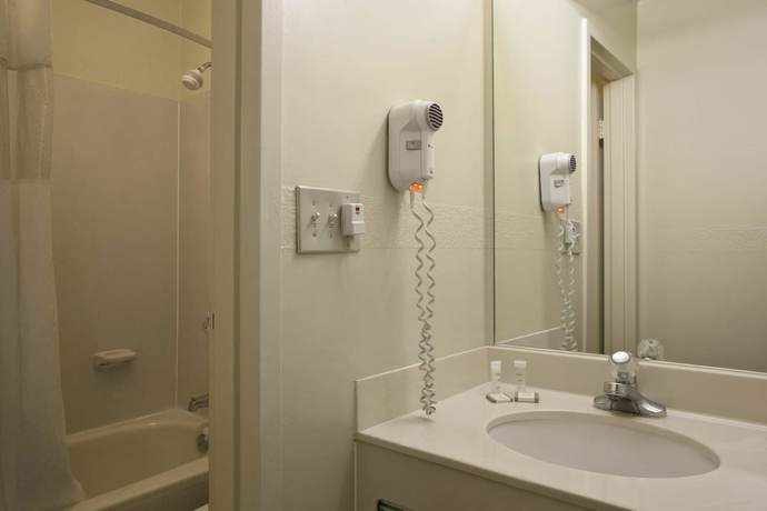 Imagen de la habitación del Hotel Travelodge by Wyndham Lansing IL. Foto 3