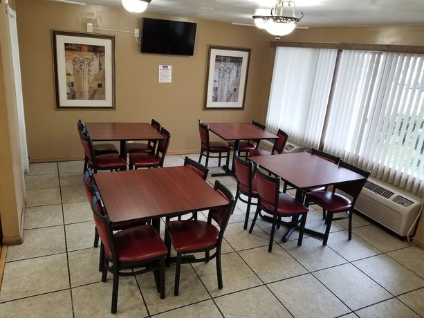 Imagen del bar/restaurante del Hotel Travelodge by Wyndham Lansing IL. Foto 2