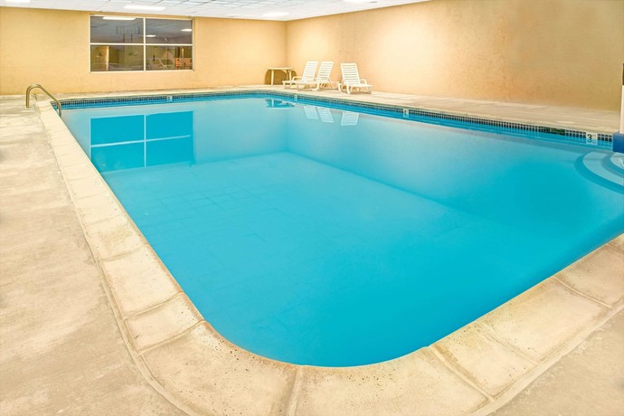 Imagen de la piscina del Hotel Travelodge by Wyndham Lincoln Airport I-80. Foto 12