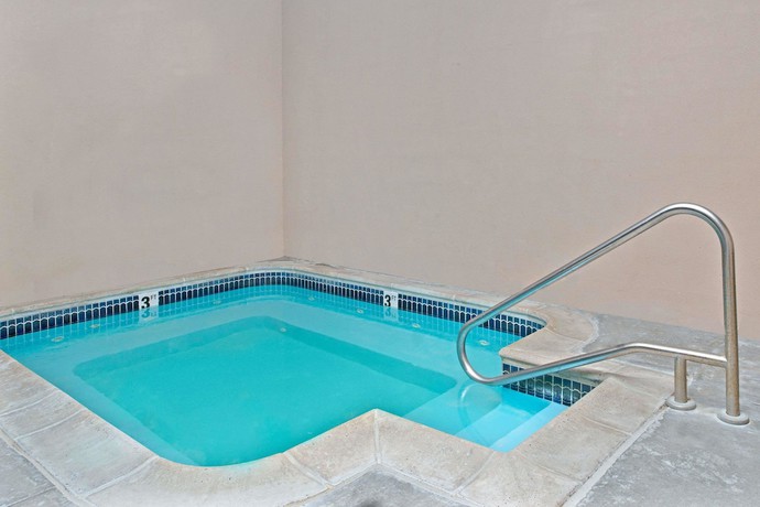 Imagen de la piscina del Hotel Travelodge by Wyndham Lincoln Airport I-80. Foto 13