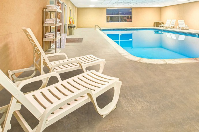 Imagen de la piscina del Hotel Travelodge by Wyndham Lincoln Airport I-80. Foto 14