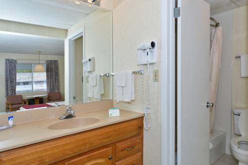 Imagen de la habitación del Hotel Travelodge by Wyndham Mackinaw City. Foto 2