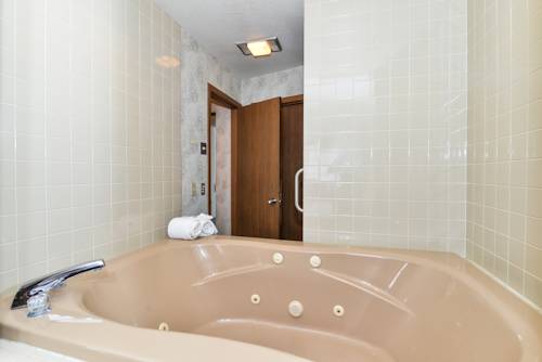 Imagen de la habitación del Hotel Travelodge by Wyndham Mackinaw City. Foto 7