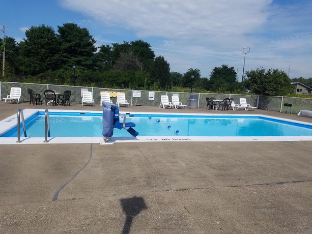 Imagen de la piscina del Hotel Travelodge by Wyndham New Philadelphia. Foto 19