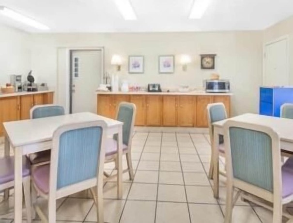 Imagen del bar/restaurante del Hotel Travelodge by Wyndham New Philadelphia. Foto 2