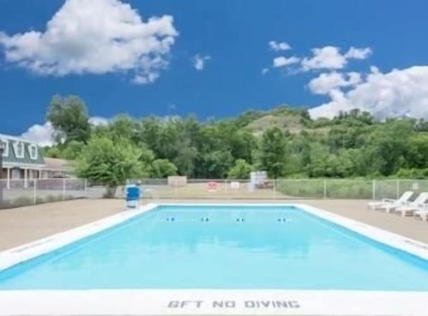 Imagen de la piscina del Hotel Travelodge by Wyndham New Philadelphia. Foto 20