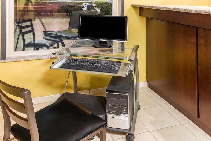 Imagen de los interiores del Hotel Travelodge by Wyndham Newport. Foto 12