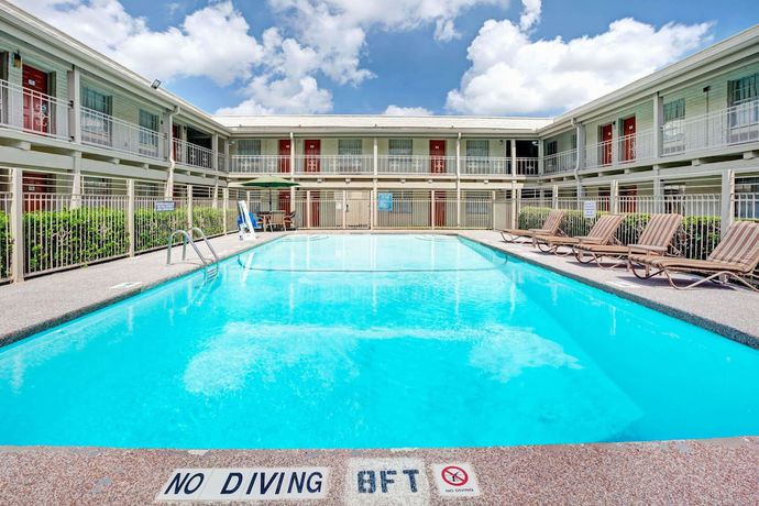 Imagen de la piscina del Hotel Travelodge by Wyndham North Richland Hills/Dallas/Ft Worth. Foto 16