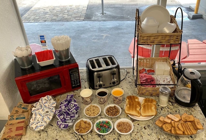 Imagen del bar/restaurante del Hotel Travelodge by Wyndham Orlando / Heart of International Drive. Foto 7