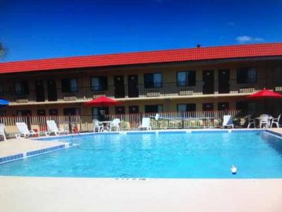 Imagen de la piscina del Hotel Travelodge by Wyndham Orlando Lake Buena Vista South. Foto 8