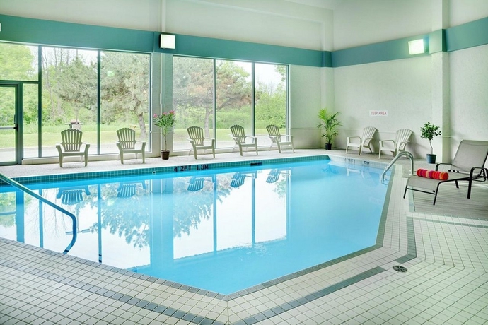 Imagen de la piscina del Hotel Travelodge by Wyndham Ottawa East. Foto 7