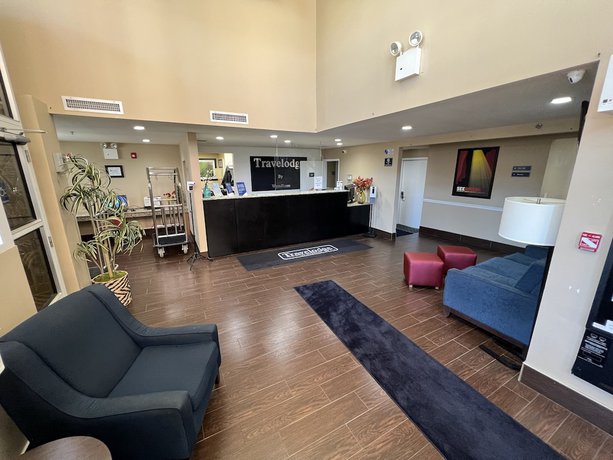 Imagen de los interiores del Hotel Travelodge by Wyndham Ozone Park. Foto 20