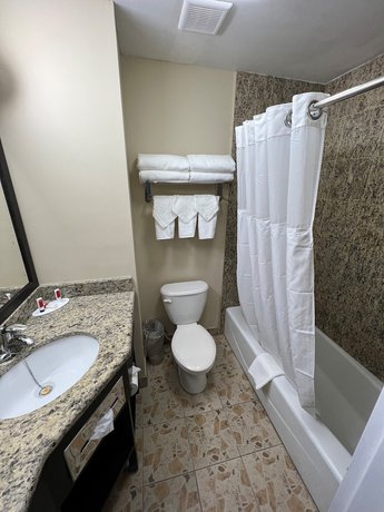 Imagen de la habitación del Hotel Travelodge by Wyndham Ozone Park. Foto 19