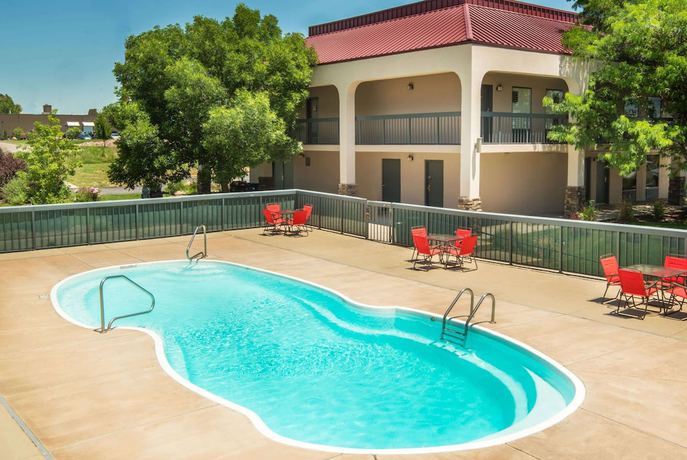 Imagen de la piscina del Hotel Travelodge by Wyndham Pueblo. Foto 18