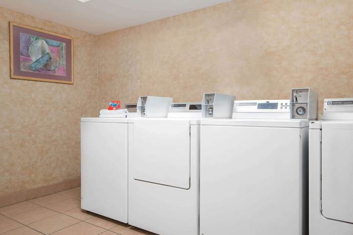 Imagen de los interiores del Hotel Travelodge by Wyndham Pueblo. Foto 16