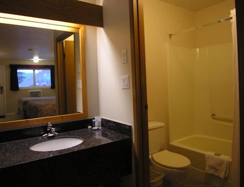Imagen de la habitación del Hotel Travelodge by Wyndham Salmon Arm. Foto 10