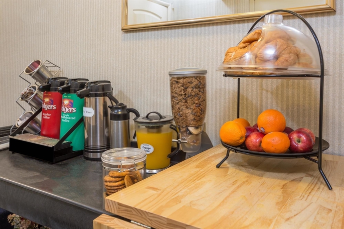 Imagen del bar/restaurante del Hotel Travelodge by Wyndham San Clemente Beach. Foto 2