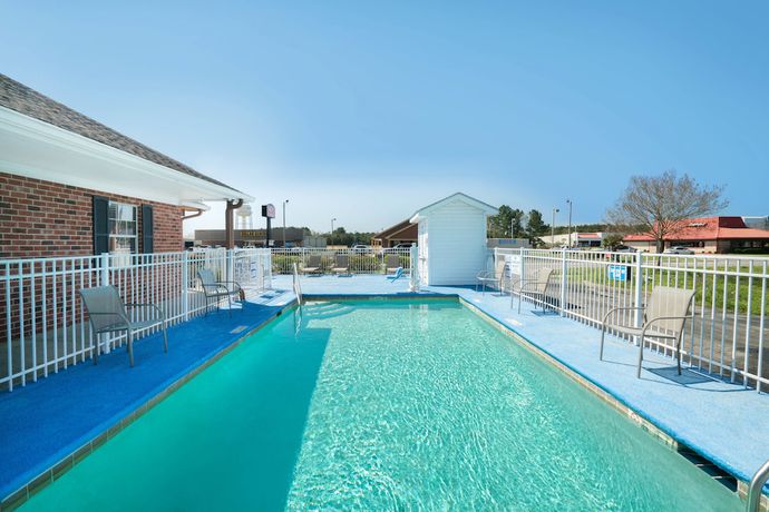 Imagen de la piscina del Hotel Travelodge by Wyndham Santee. Foto 15