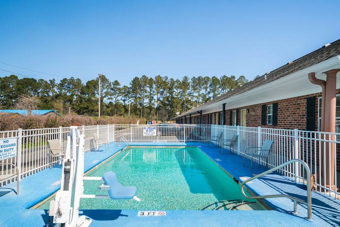 Imagen de la piscina del Hotel Travelodge by Wyndham Santee. Foto 16