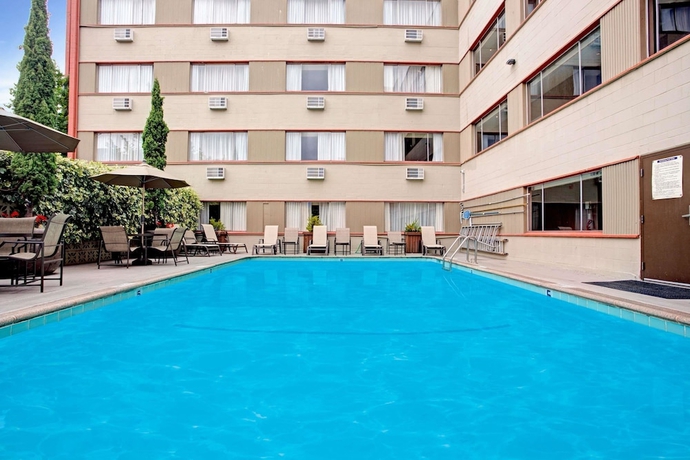 Imagen de la piscina del Hotel Travelodge by Wyndham Seattle By The Space Needle. Foto 19
