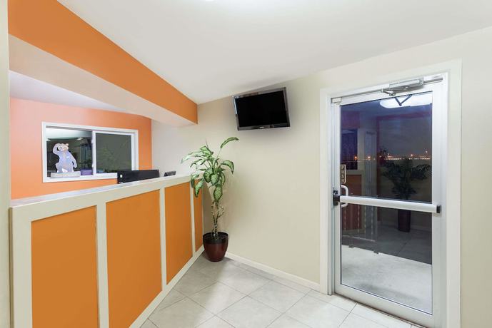 Imagen de los interiores del Hotel Travelodge by Wyndham Seymour. Foto 14