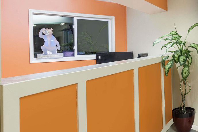 Imagen de los interiores del Hotel Travelodge by Wyndham Seymour. Foto 15