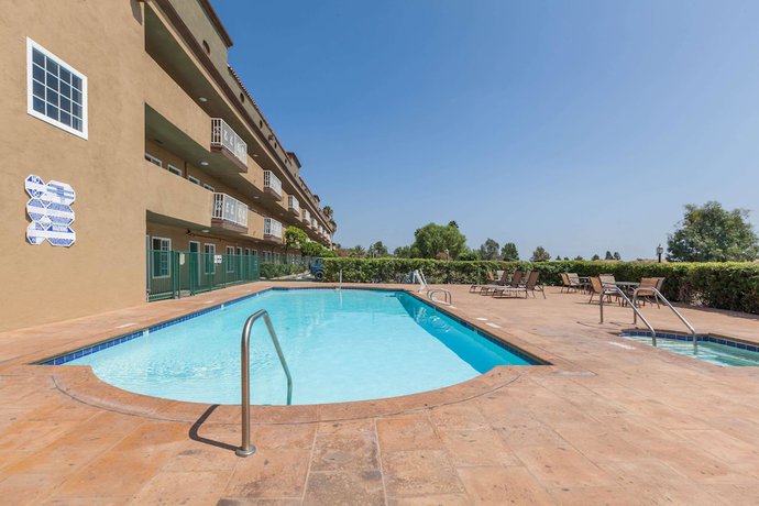 Imagen de la piscina del Hotel Travelodge by Wyndham Sylmar CA. Foto 13