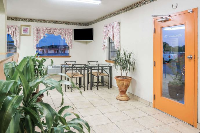 Imagen del bar/restaurante del Hotel Travelodge by Wyndham Temple. Foto 2