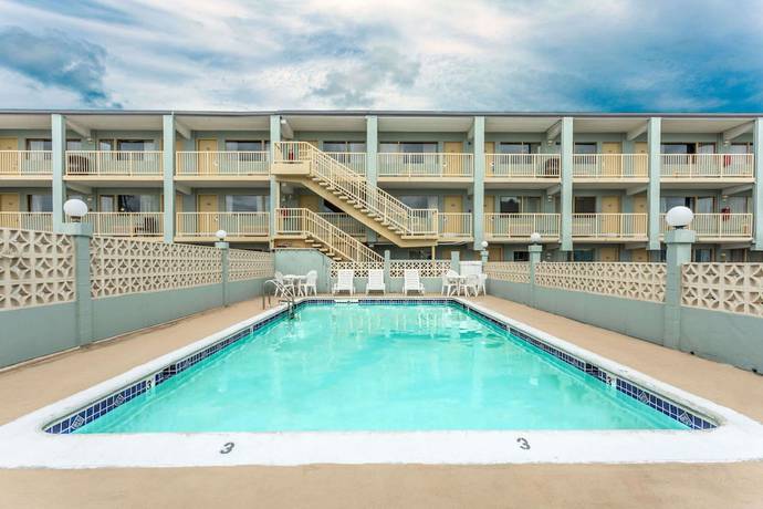 Imagen de la piscina del Hotel Travelodge by Wyndham Virginia Beach. Foto 15