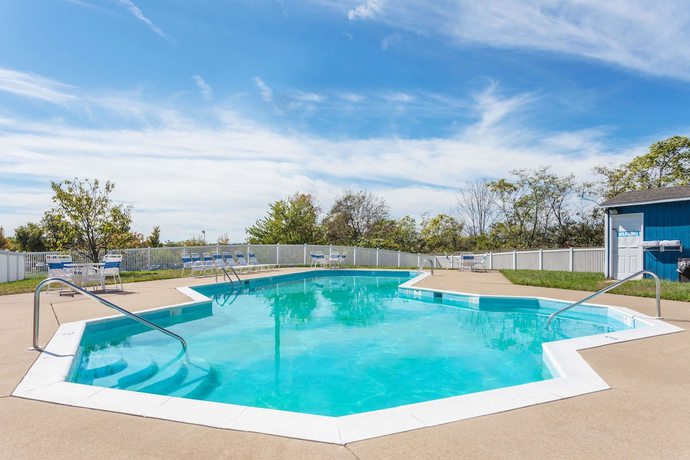 Imagen de la piscina del Hotel Travelodge by Wyndham Winchester. Foto 17