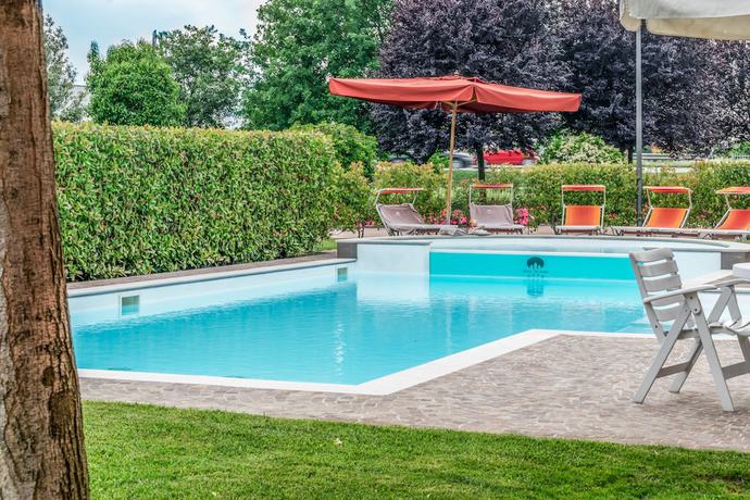 Imagen de la piscina del Hotel Tre Torri, Villafranca. Foto 19