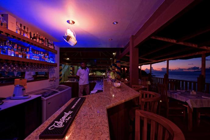 Imagen del bar/restaurante del Hotel Treasure Cove and Restaurant. Foto 2