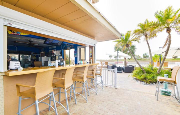 Imagen del bar/restaurante del Hotel Treasure Island Ocean Club. Foto 2