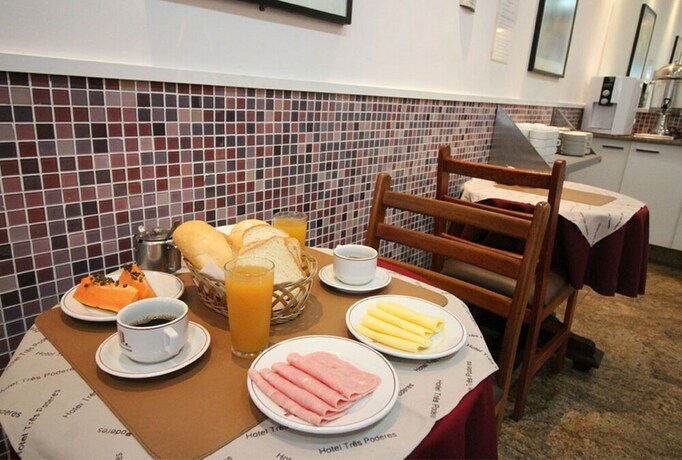 Imagen del bar/restaurante del Hotel Tr&ecirc;s Poderes. Foto 19