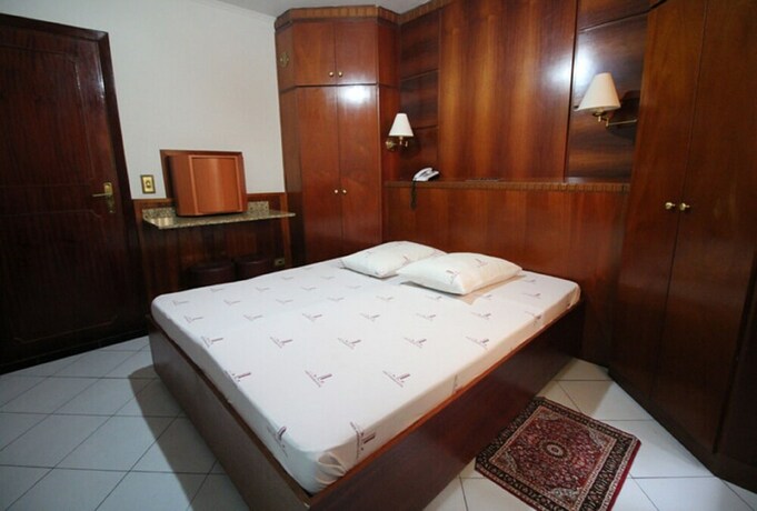 Imagen de la habitación del Hotel Tr&ecirc;s Poderes. Foto 22