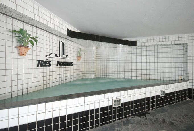 Imagen de los exteriores del Hotel Tr&ecirc;s Poderes. Foto 34