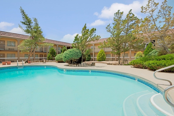 Imagen de la piscina del Hotel Tree Inn and Suites Albuquerque.. Foto 14