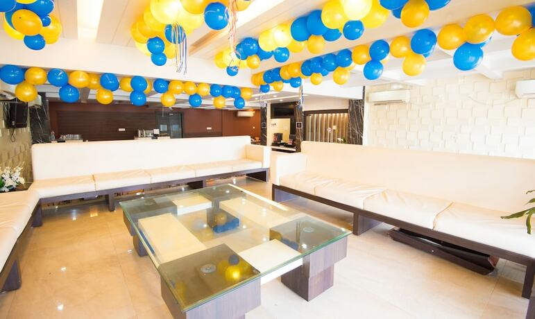 Imagen del bar/restaurante del Hotel Treebo King's Court. Foto 15